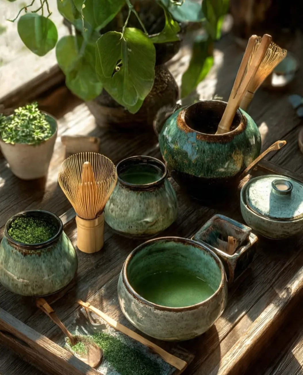 Japonský čajový rituál, matcha, misky a bambusová metlička
